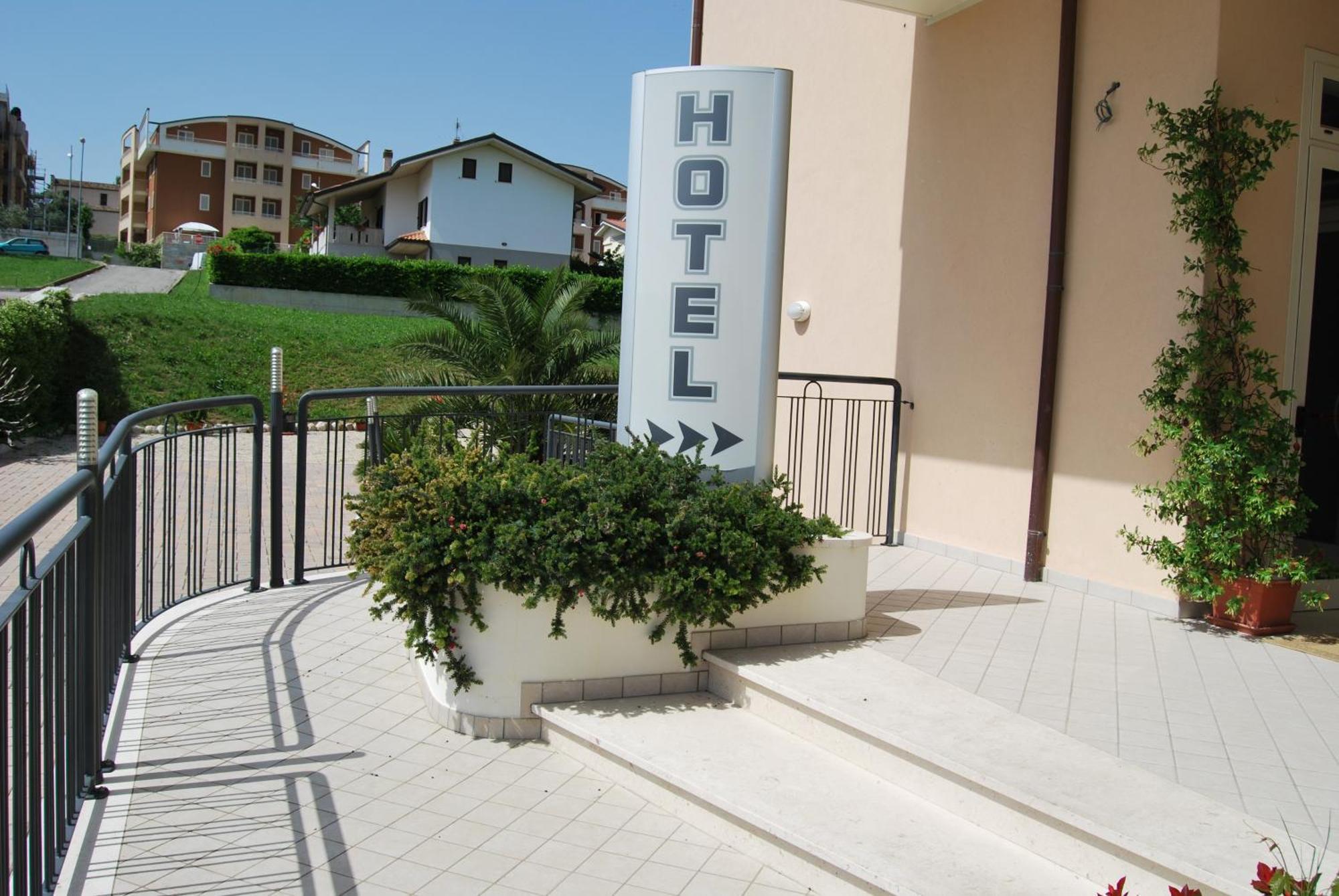 Eu Ropa Hotel Nereto Esterno foto